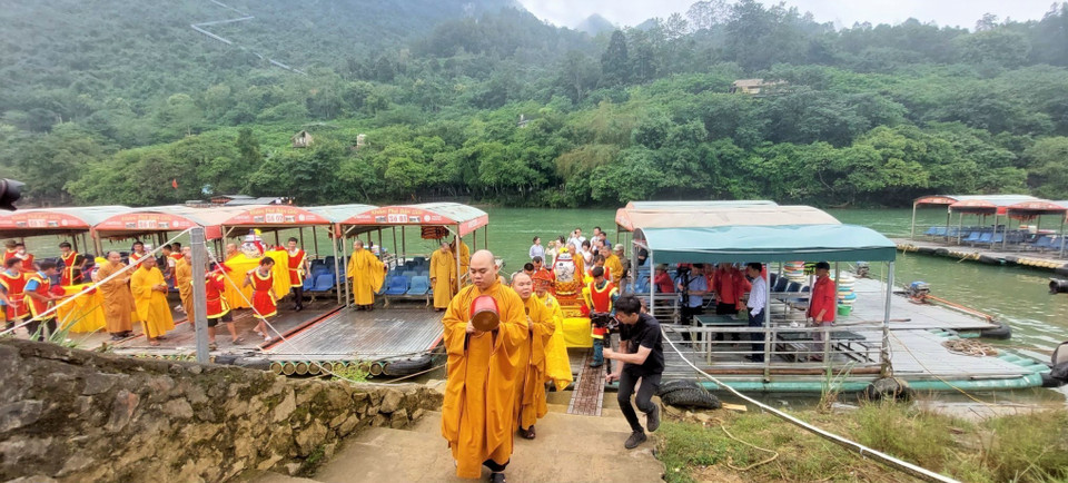 Lễ rước nước thiêng từ Thác Bản Giốc lên điện chính chùa Phật tích Trúc Lâm Bản Giốc. (Ảnh: Chu Hiệu/TTXVN.)