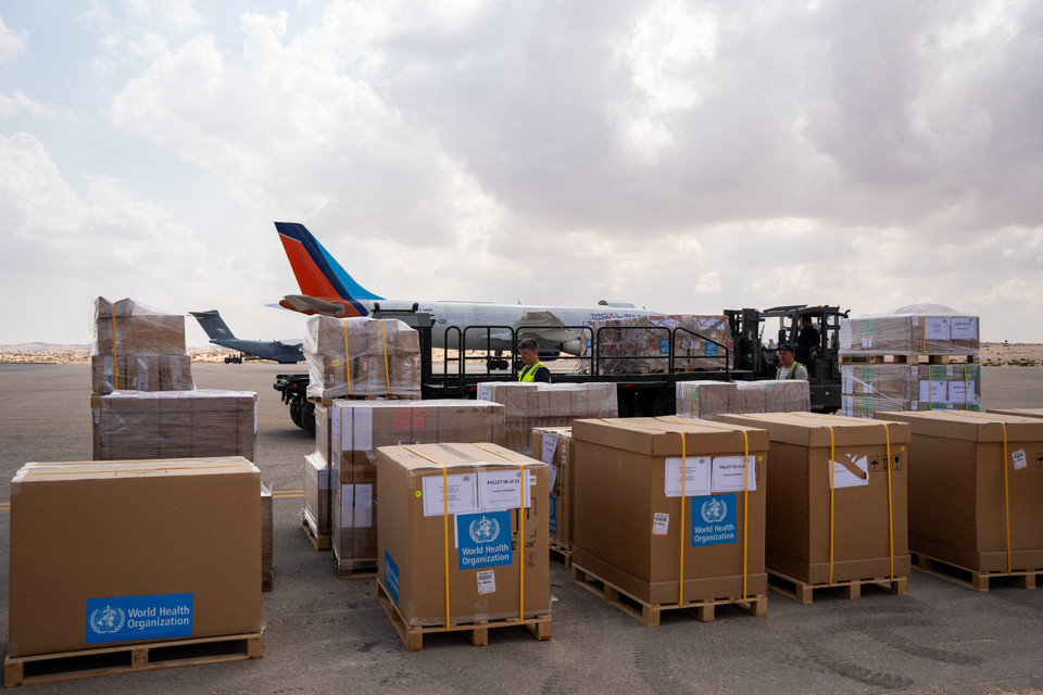 Hàng viện trợ của WHO cho Dải Gaza được chuyển tới sân bay ở Bán đảo Sinai, miền Bắc Ai Cập ngày 15/10/2023. (AFP/TTXVN)