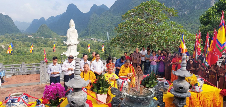 Lễ rước nước thiêng từ Thác Bản Giốc lên điện chính chùa Phật tích Trúc Lâm Bản Giốc cầu quốc thái dân an. (Ảnh: Chu Hiệu/TTXVN.)