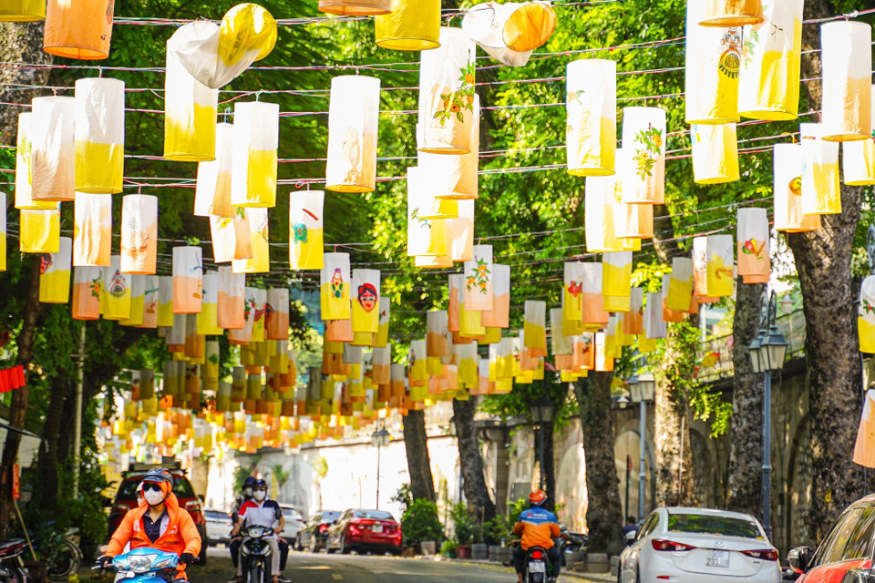 Phố lồng đèn Phùng Hưng đón Thu. (Ảnh: Khánh Hoà/TTXVN)