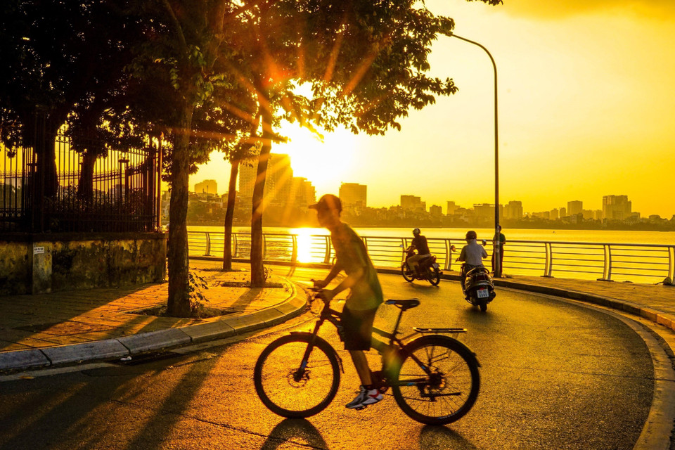 Hoàng hôn hồ Tây.(Ảnh: Khánh Hoà/TTXVN)