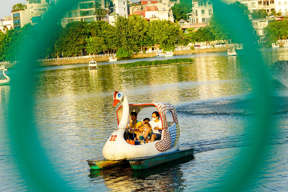 Phút thư giãn cuối tuần bên gia đình. (Ảnh: Khánh Hoà/TTXVN)