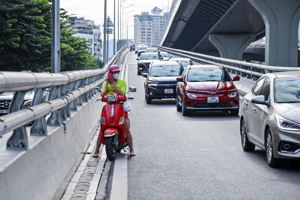 Đường Vành đai 2 trên cao là đường dành riêng cho ô tô, với tốc độ cho phép tối đa 80km/h thì việc xe máy xuất hiện trên đoạn đường này tiềm ẩn rất nhiều nguy cơ xảy ra tai nạn. (Ảnh: Phạm Kiên/TTXVN)