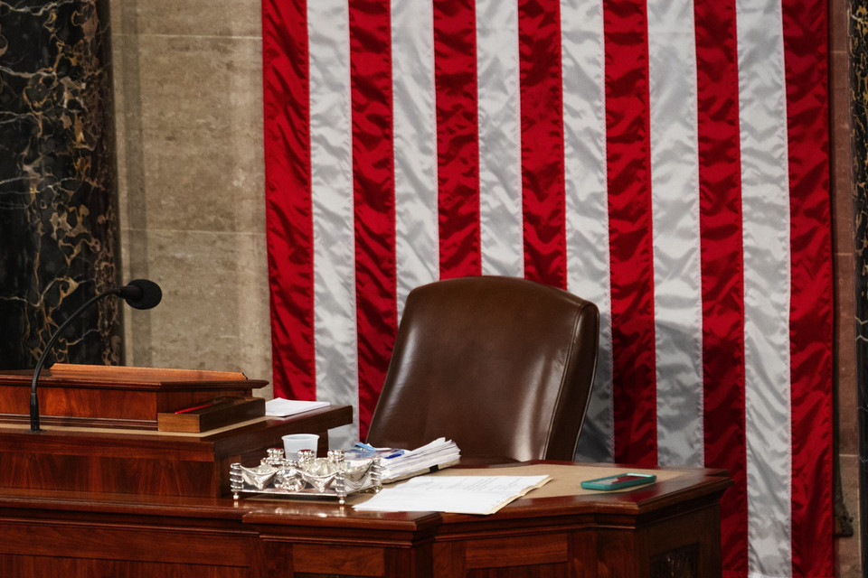 Bất đồng nội bộ trong đảng Cộng hòa khiến Hạ viện Mỹ bước sang ngày thứ 15 mà không có một Chủ tịch chính thức. Ảnh: Đến ngày 18/10/2023, chiếc ghế Chủ tịch Hạ viện Mỹ vẫn bỏ trống kể từ khi ông Kevin McCarthy bị bãi nhiệm cách đây 2 tuần. (THX/TTXVN)