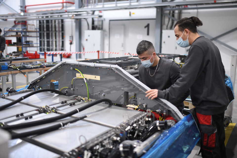 Công nhân làm việc tại nhà máy ở Herten, Đức. (Ảnh: AFP/TTXVN)