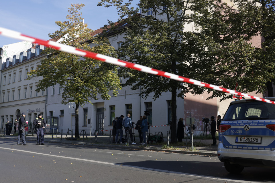 Ngày 18/10/2023, cảnh sát Đức cho biết các đối tượng đã ném hai quả bom xăng vào một giáo đường Do Thái tại thủ đô Berlin. Rất may không có thương vong trong vụ việc này. Ảnh: Cảnh sát gác phía trước giáo đường Do Thái tại Berlin, Đức sau vụ ném bom xăng. (Ảnh: AFP/TTXVN)