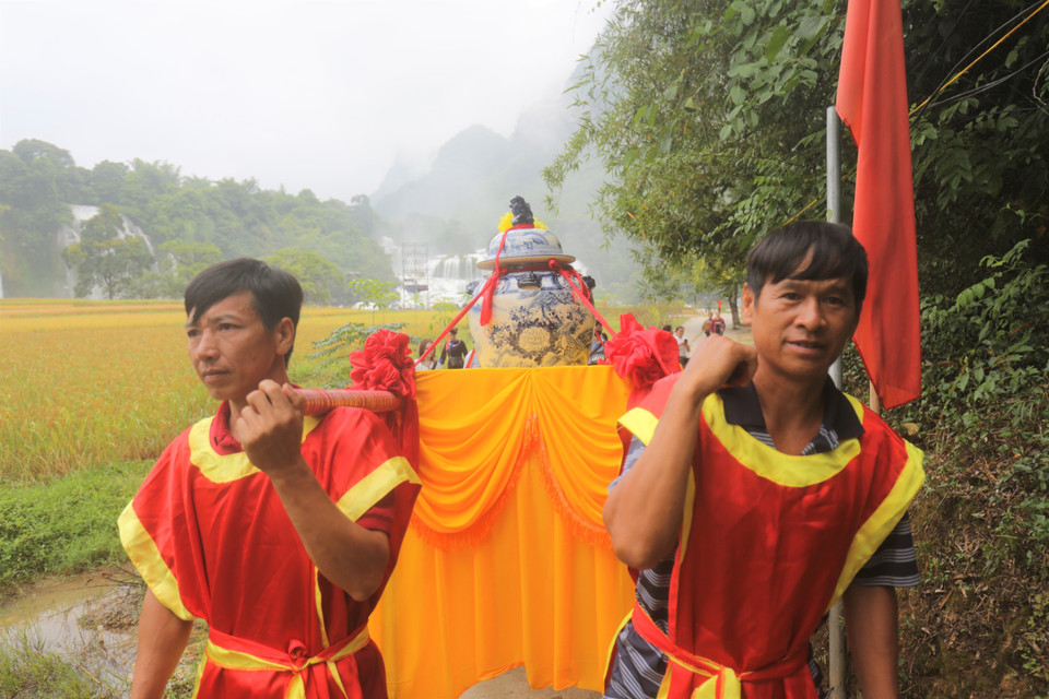 Lễ rước nước thiêng từ Thác Bản Giốc lên điện chính chùa Phật tích Trúc Lâm Bản Giốc. (Ảnh: Chu Hiệu/TTXVN.)