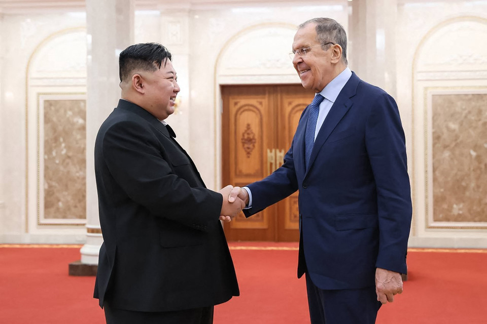 Hãng thông tấn Trung ương Triều Tiên (KCNA) sáng 20/10/2023 cho biết, trong cuộc gặp Ngoại trưởng Nga Sergei Lavrov (phải) đang ở thăm Bình Nhưỡng 2 ngày, nhà lãnh đạo Triều Tiên Kim Jong Un (trái), bày tỏ quyết tâm thực hiện các thỏa thuận đạt được tại hội nghị thượng đỉnh hồi tháng trước với Tổng thống Nga Vladimir Putin. (Ảnh: AFP/TTXVN)