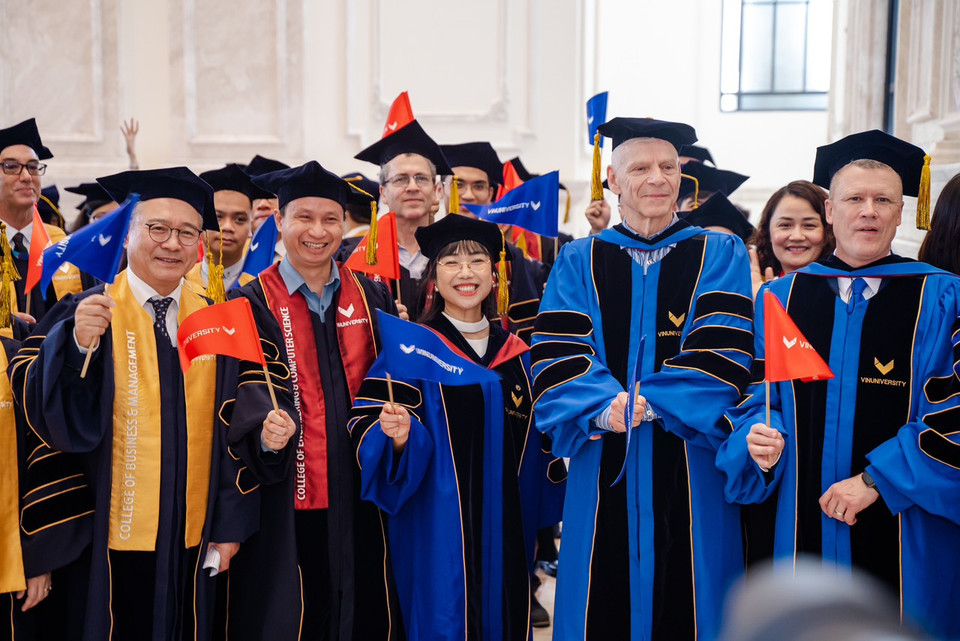 Chủ tịch Hội đồng trường VinUni – TS Lê Mai Lan cùng đội ngũ cán bộ giảng viên nhà trường trước buổi lễ. (Nguồn: Vietnam+)