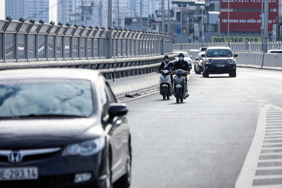 Nhiều người dân vẫn cố tình điều khiển xe máy vào đường Vành đai 2 trên cao. (Ảnh: Phạm Kiên/TTXVN)