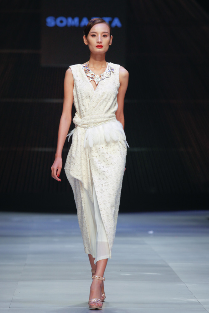 NTK đã sử dụng những gam màu như đen, trắng, màu xanh của biển, màu vàng của hoàng hôn và màu đỏ của những bông hoa hồng tươi rói...(Ảnh: BTC)