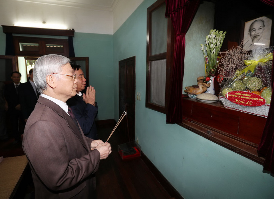 Tổng Bí thư Nguyễn Phú Trọng dâng hương tưởng niệm Chủ tịch Hồ Chí Minh. (Ảnh: Trí Dũng/Vietnam+)
