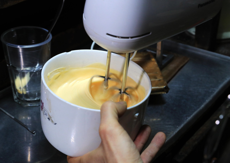 Cà phê trứng, thức uống đặc sản của Hà Nội với vị đậm đà của cà phê hòa quyện hoàn hảo với chút ngọt dịu của kem tươi và béo ngậy của lòng đỏ trứng gà hấp dẫn bao du khách khi đến Hà Nội. (Ảnh: Lâm Khánh/TTXVN)