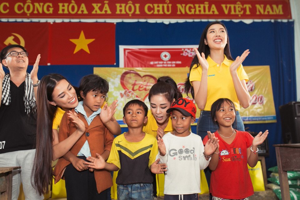 Tại đây, đoàn đã trao 100 phần quà gồm tiền mặt, nhu yếu phẩm cần thiết cho các hộ gia đình có hoàn cảnh khó khăn, không có điều kiện sắm sửa cho dịp Tết Canh Tý 2020. (Ảnh: CTV/Vietnam+)