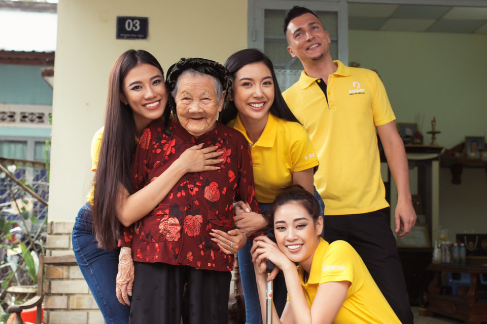 Đoàn tiếp tục ghé thăm mẹ Việt Nam anh hùng Phạm Thị Nhược (99 tuổi), tặng quà và tri ân những cống hiến của mẹ cho Tổ quốc. (Ảnh: CTV/Vietnam+)