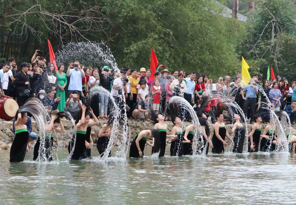 Vẻ đẹp thanh khiết của các cô gái Thái tại lễ hội gội đầu xã Mường So. (Ảnh: Văn Oanh/TTXVN)