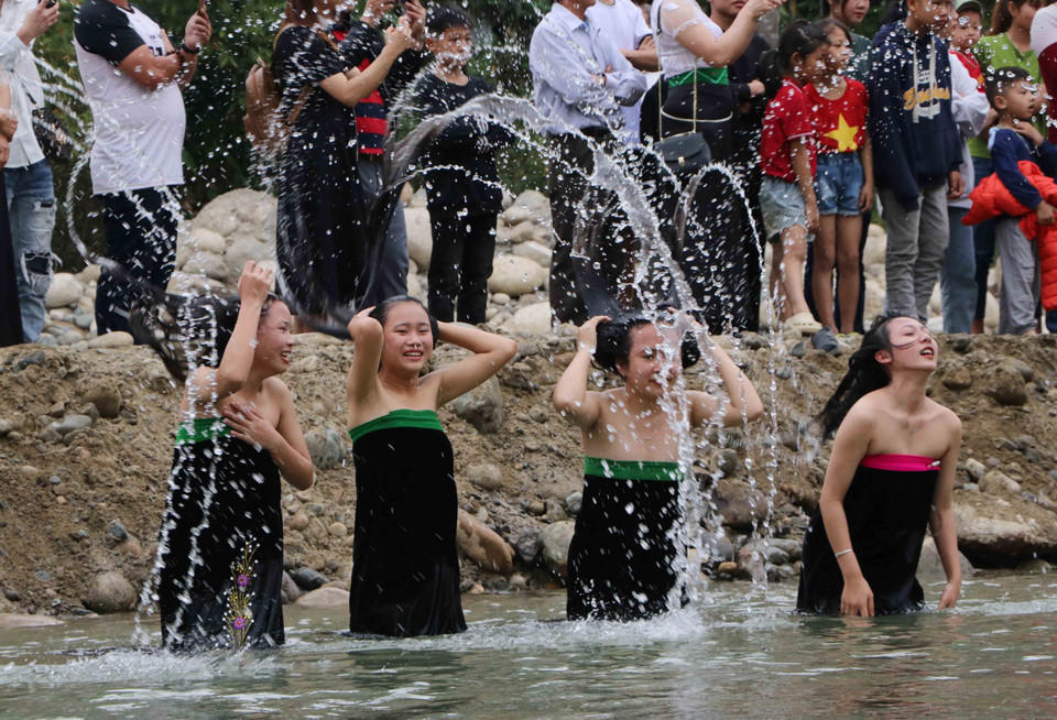 Các cô gái Thái trắng tại lễ hội bên suối Nậm So. (Ảnh: Văn Oanh/TTXVN)