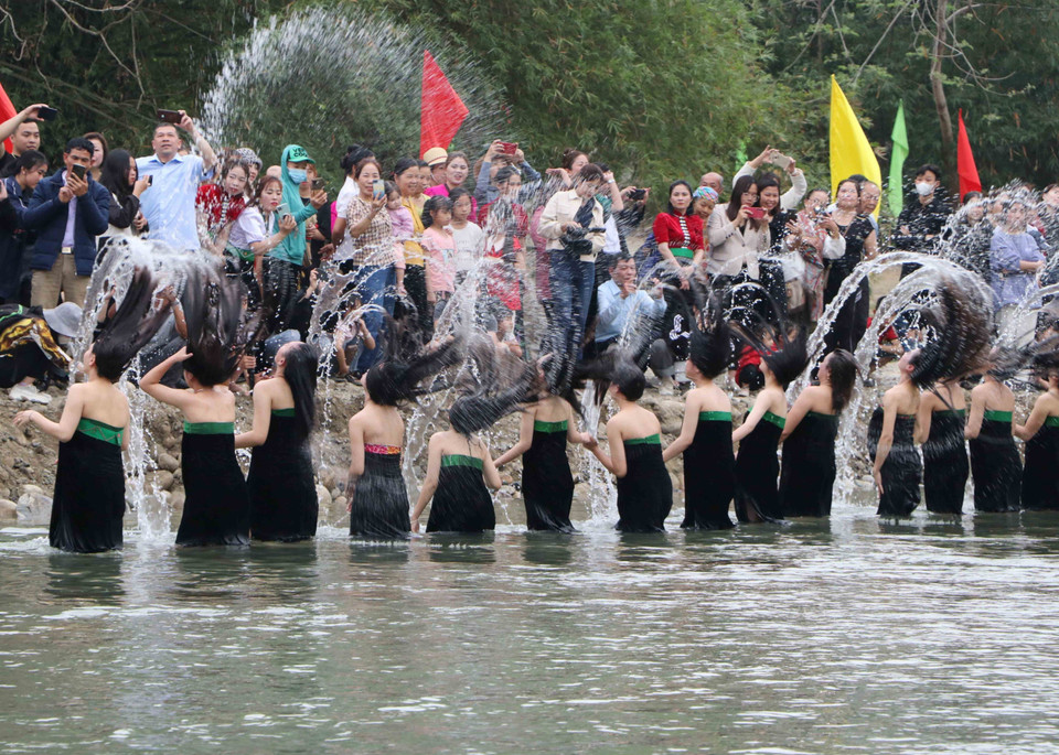 Phụ nữ Thái trắng Mường So trong lễ hội gội đầu. (Ảnh: Văn Oanh/TTXVN)