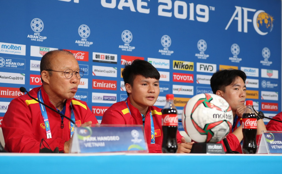 Huấn luyện viên trưởng đội tuyển Việt Nam Park Hang-seo và cầu thủ Quang Hải tham dự họp báo. (Ảnh: Hoàng Linh/TTXVN)