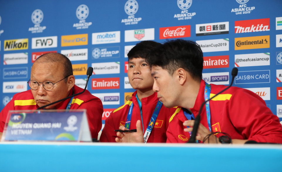 Huấn luyện viên trưởng đội tuyển Việt Nam Park Hang-seo và cầu thủ Quang Hải tham dự họp báo. (Ảnh: Hoàng Linh/TTXVN)