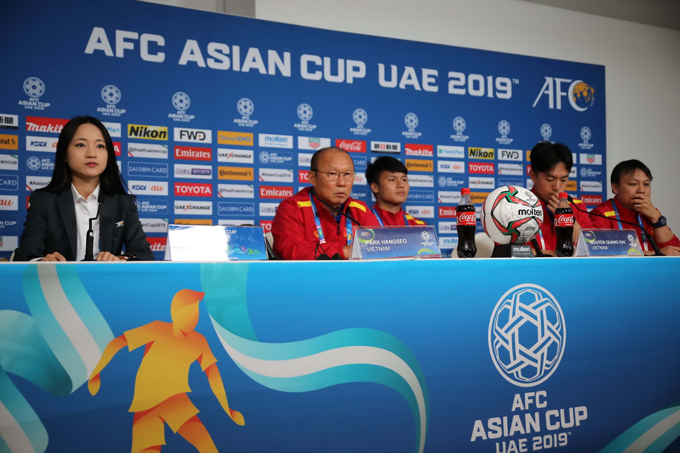 Huấn luyện viên trưởng đội tuyển Việt Nam Park Hang-seo và cầu thủ Quang Hải tham dự họp báo. (Ảnh: Hoàng Linh/TTXVN)