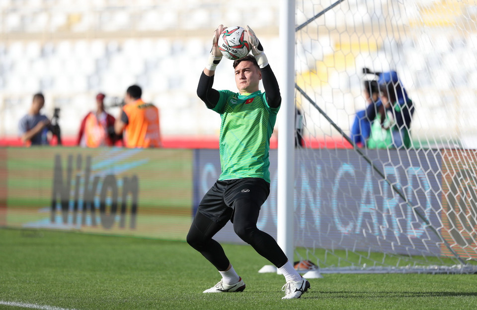 Thủ môn tuyển Việt Nam Đặng Văn Lâm làm quen sân Al Nahyan. (Ảnh: Hoàng Linh/TTXVN)
