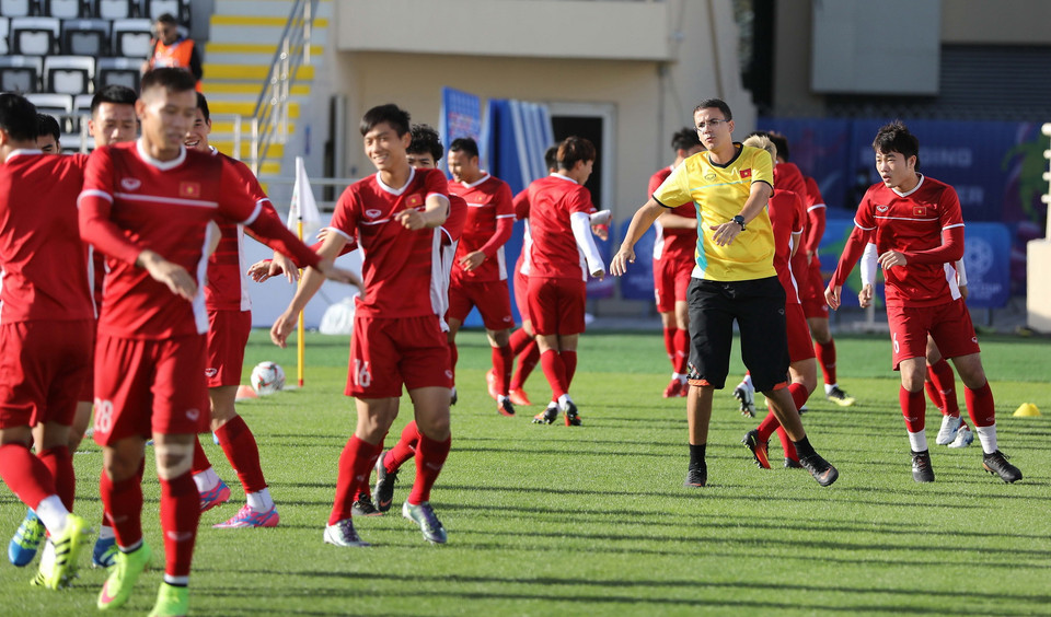 Chiều 11/1, đội tuyển Việt Nam đã có buổi tập làm quen sân Al Nahyan để chuẩn bị cho trận đấu với đội tuyển Iran trong khuôn khổ lượt trận thứ 2 bảng D Asian Cup 2019. (Ảnh: Hoàng Linh/TTXVN)