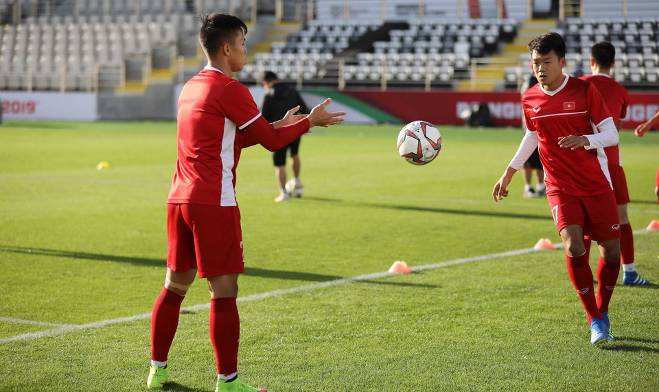 Các tuyển thủ tập làm quen sân Al Nahyan. (Ảnh: Hoàng Linh/TTXVN)