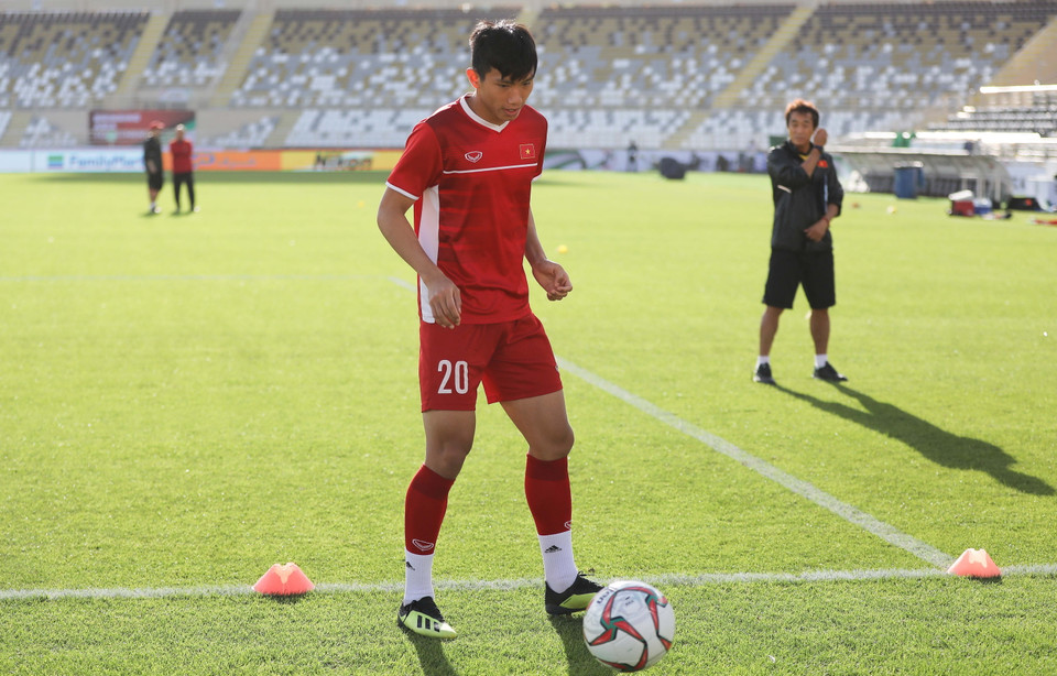 Các tuyển thủ tập làm quen sân Al Nahyan. (Ảnh: Hoàng Linh/TTXVN)