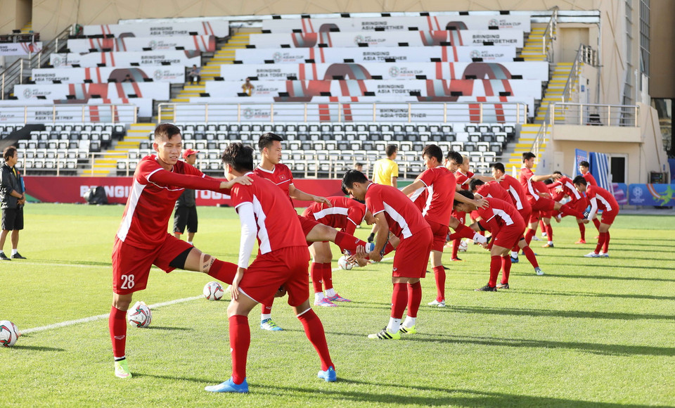 Các tuyển thủ tập làm quen sân Al Nahyan. (Ảnh: Hoàng Linh/TTXVN)