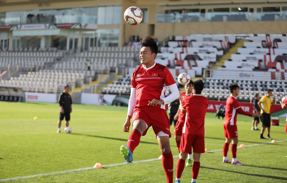 Các tuyển thủ tập làm quen sân Al Nahyan. (Ảnh: Hoàng Linh/TTXVN)