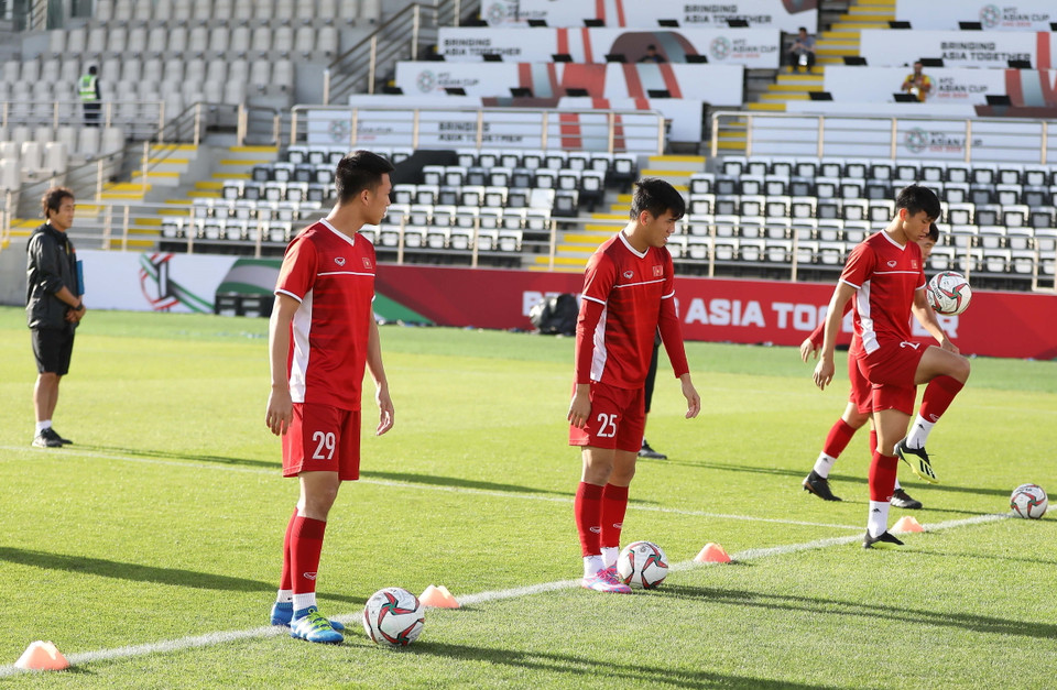 Các tuyển thủ tập làm quen sân Al Nahyan. (Ảnh: Hoàng Linh/TTXVN)