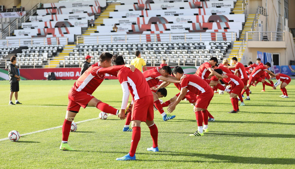 Các tuyển thủ tập làm quen sân Al Nahyan. (Ảnh: Hoàng Linh/TTXVN)