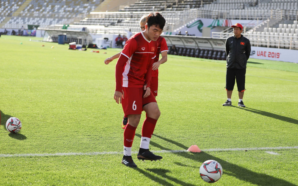 Các tuyển thủ tập làm quen sân Al Nahyan. (Ảnh: Hoàng Linh/TTXVN)