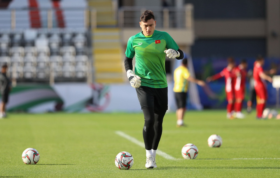 Thủ môn tuyển Việt Nam Đặng Văn Lâm làm quen sân Al Nahyan. (Ảnh: Hoàng Linh/TTXVN)