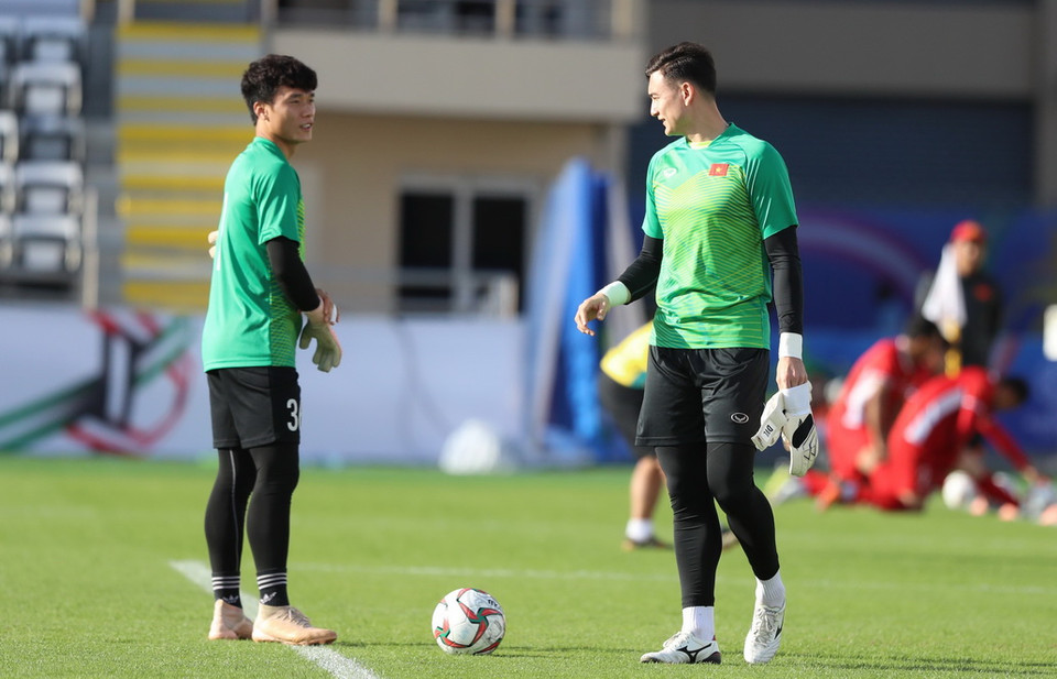 Thủ môn tuyển Việt Nam Bùi Tiến Dũng (trái) và thủ môn Đặng Văn Lâm làm quen sân Al Nahyan. (Ảnh: Hoàng Linh/TTXVN)