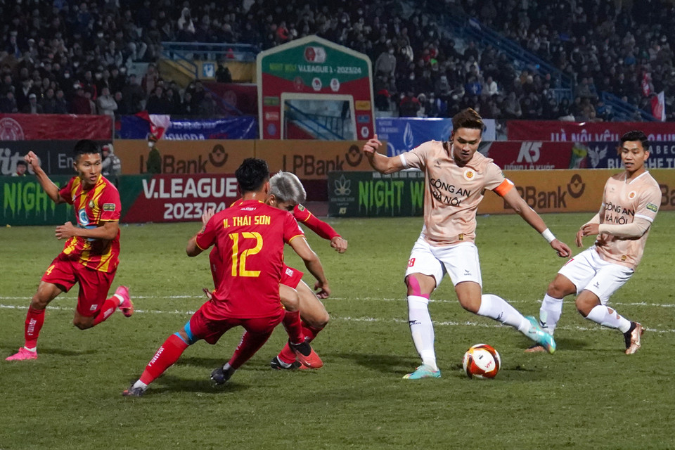 Tình huống lên tham gia tấn công của trung vệ Bùi Hoàng Việt Anh, cầu thủ được Huấn luyện viên Kiatisuk trao tấm băng đội trưởng của Công an Hà Nội ở trận đấu này. (Ảnh: Việt Anh/Vietnam+)