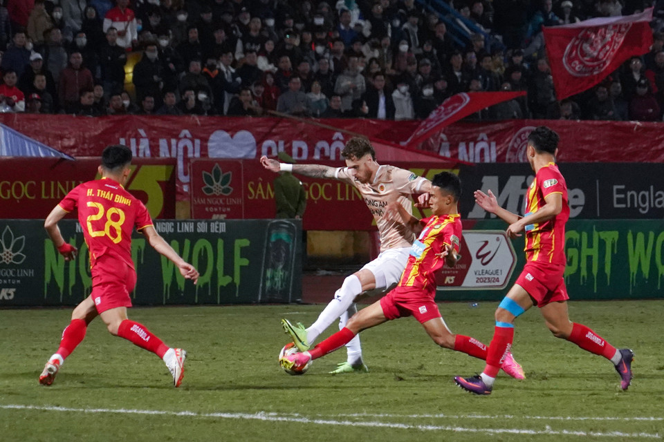 Geovane (áo trắng) là cầu thủ tấn công tạo đột biến nhất bên phía Công an Hà Nội khi thường xuyên thu hút từ 2-3 hậu vệ đối phương theo kèm. (Ảnh: Việt Anh/Vietnam+)