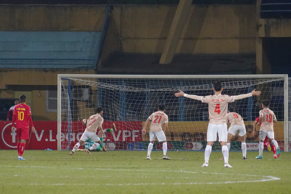 Tuy nhiên chỉ 10 phút sau, Văn Thanh thực hiện thành công quả phạt đền 11m, ấn định chiến thắng 3-1 cho nhà Đương kim vô địch. (Ảnh: Việt Anh/Vietnam+)