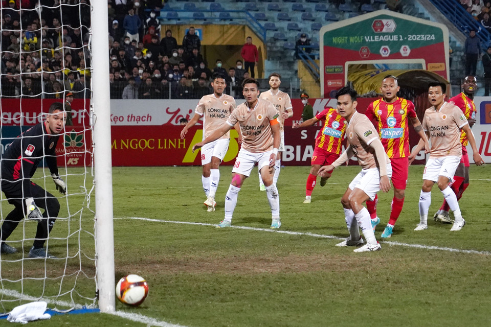 Tình huống thiếu may mắn của đội khách Thanh Hóa khi bóng dội cột dọc khung thành của thủ môn Nguyễn Filip bên phía Công an Hà Nội. (Ảnh: Việt Anh/Vietnam+)