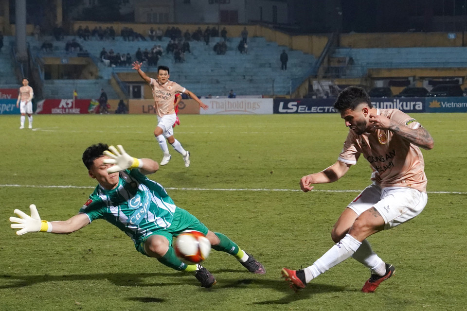 Phút thứ 42, Jeferson Elias có tình huống đối mặt nhưng không thể chiến thắng thủ môn Xuân Hoàng. (Ảnh: Việt Anh/Vietnam+)