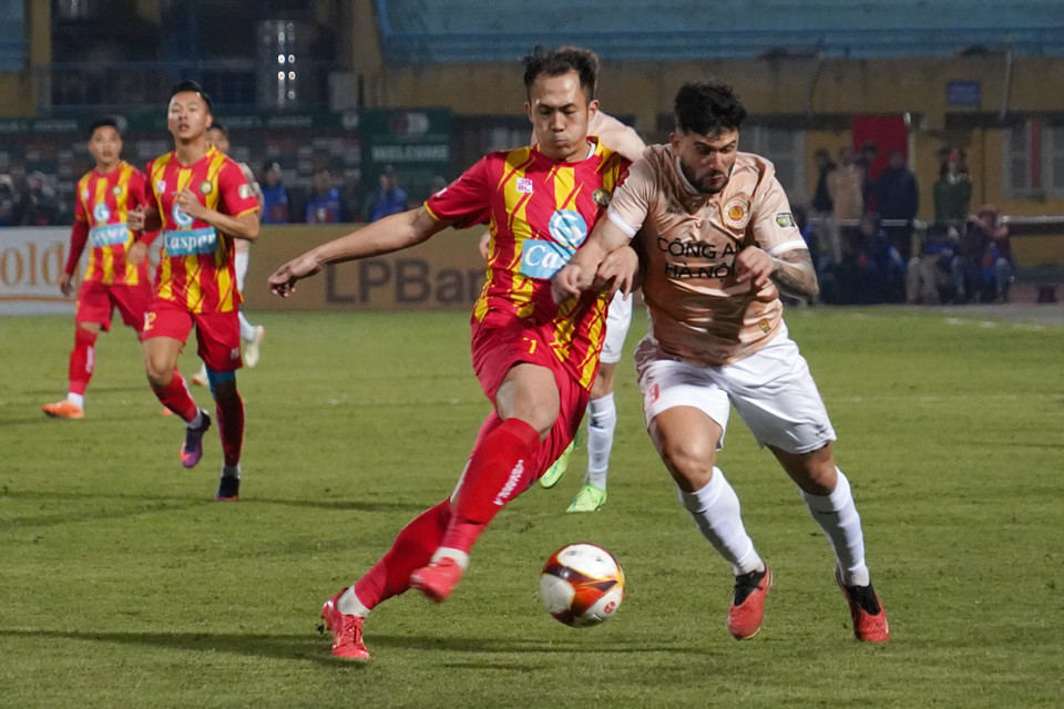 Đội khách Thanh Hóa tiếp tục thể hiện lối đá khó chịu trước những đối thủ mạnh. (Ảnh: Việt Anh/Vietnam+)