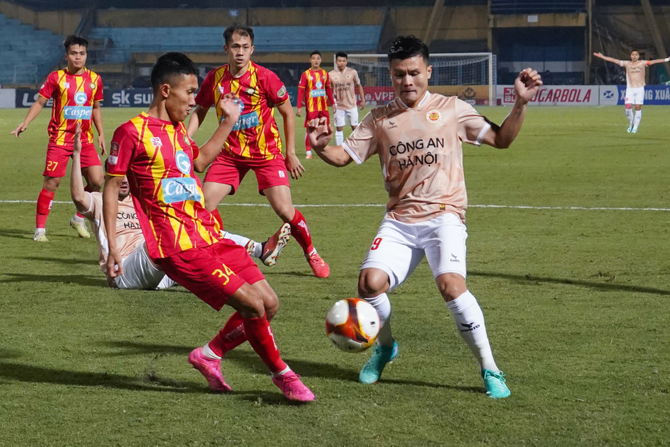 Bước sang hiệp hai, Quang Hải chớp thời cơ và tung ra pha đặt lòng chuẩn xác, nâng tỷ số lên thành 2-0 cho đội chủ nhà. (Ảnh: Việt Anh/Vietnam+)