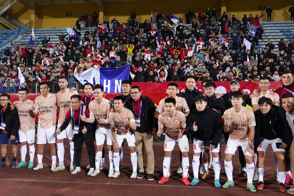 Ba điểm trọn vẹn trên sân Hàng Đẫy kéo dài mạch toàn thắng của Công an Hà Nội dưới thời Huấn luyện viên Kiatisuk lên con số 3, đồng thời chiếm vị trí nhì bảng của chính đối thủ Thanh Hóa. (Ảnh: Việt Anh/Vietnam+)