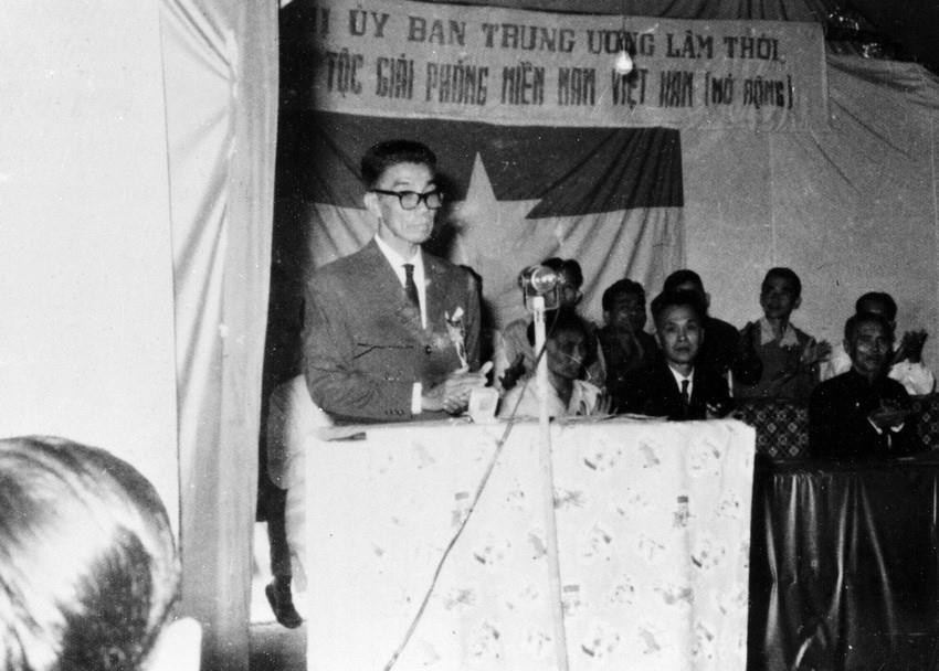 Bác sỹ Phùng Văn Giang thay mặt Ủy ban Trung ương lâm thời khai mạc Hội nghị Ủy ban Trung ương lâm thời Mặt trận Dân tộc Giải phóng miền Nam Việt Nam chuẩn bị cho Đại hội lần thứ I (1961). (Ảnh: TTXVN)