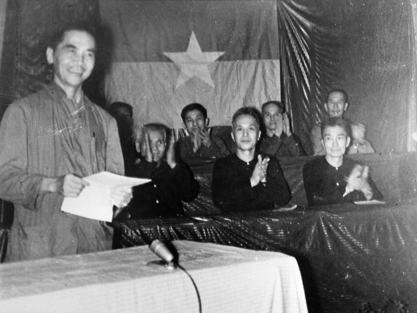 Ông Huỳnh Tấn Phát, phó Chủ tịch kiêm Tổng thư ký Ủy ban Trung ương Mặt trận Dân tộc Giải phóng miền Nam Việt Nam trình bày trước Đại hội bản dự thảo Cương lĩnh của mặt trận (1967). (Ảnh: TTXVN)