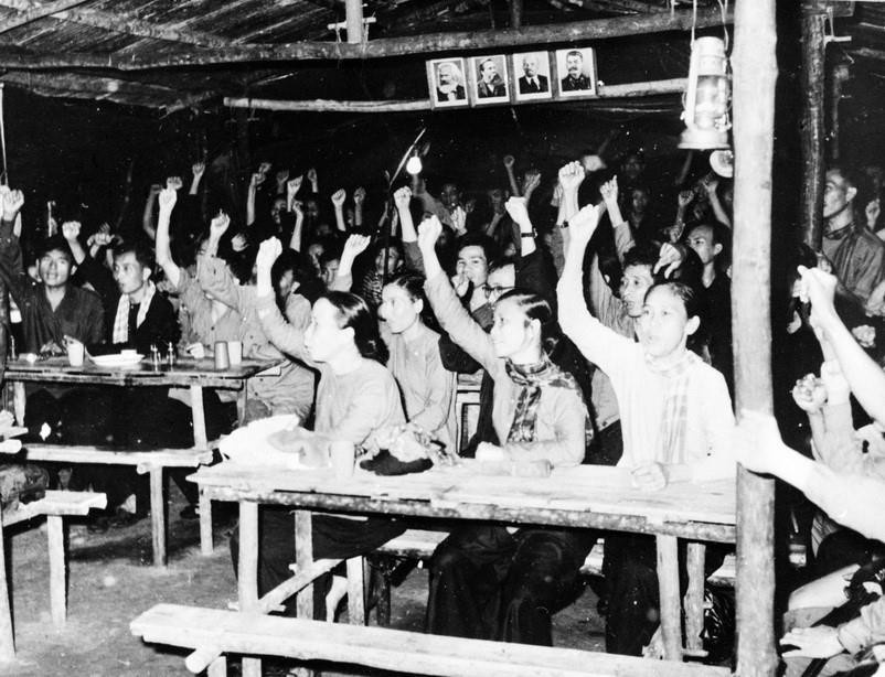 Đại biểu các đoàn thể thảo luận dự thảo cương lĩnh của mặt trận tại Đại hội bất thường Mặt trận Dân tộc Giải phóng miền Nam Việt Nam diễn ra từ ngày 15-20/8/1967. (Ảnh: TTXVN)