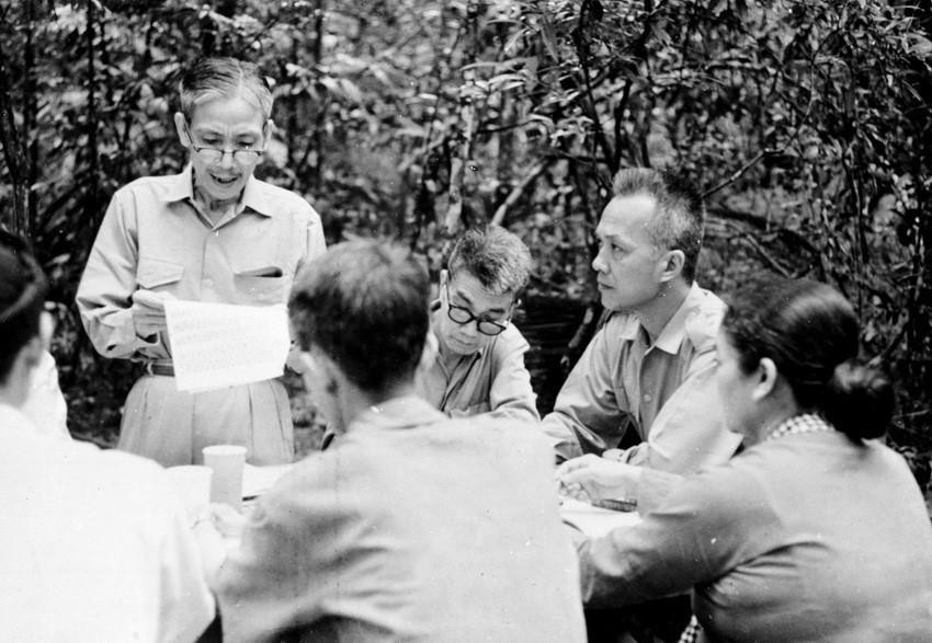 Ông Nguyễn Hữu Thế, phụ trách công tác nông thôn báo cáo tình hình đổi mới của đồng bào nông dân vùng giải phóng tại một cuộc họp của Ủy ban thường vụ Mặt trận Dân tộc Giải phóng miền Nam Việt Nam. (Ảnh: TTXVN)