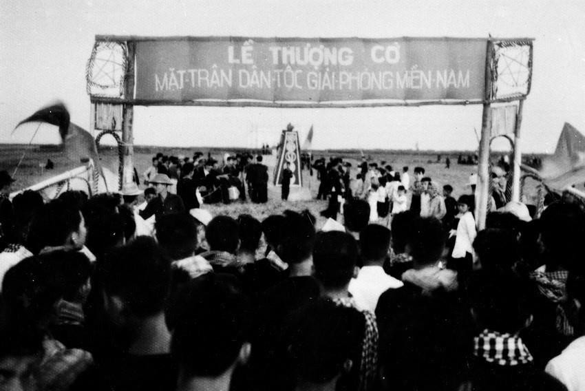 Hàng ngàn người dân tỉnh Kiến Phong míttinh và làm lễ thượng cờ chào mừng Mặt trận Dân tộc Giải phóng miền Nam Việt Nam ra đời. (Ảnh: TTXVN)