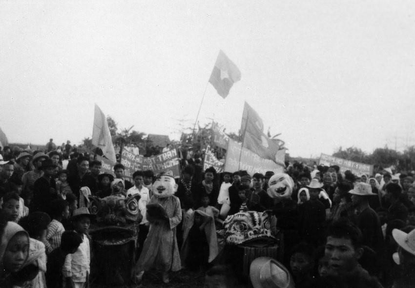 Hàng ngàn người dân tỉnh Kiến Phong míttinh và làm lễ thượng cờ chào mừng Mặt trận Dân tộc Giải phóng miền Nam Việt Nam ra đời. (Ảnh: TTXVN)